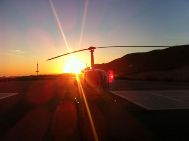 en helicóptero al atardecer
